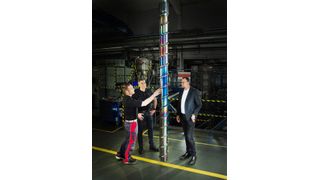 Von rechts: Wafo-Chef Andreas Wagner, Michael Bilo von Oerlikon Balzers und Sascha Jackes, Produktionsleiter im Oerlikon Balzers Kundenzentrum in Bergisch Gladbach. Sie begutachten eine ziemlich große, mit Balinit Croma Plus beschichtete Extruderschnecke.  (Bild: Oerlikon Balzers)