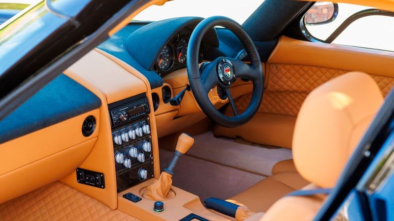 Old school: Der Bristol Fighter bietet eine Raucherausstattung mit Anzünder und Aschenbecher in der Mittelkonsole. (Bild: Bristol Cars)