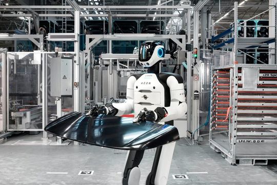 Der humanoide Roboter Aeon bei BMW im Werk in Leipzig.(Bild:  BMW)