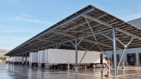 Eine Solarcarport-Anlage mit rund 50 Stellplätzen kann je nach Auslegung etwa 900 Kilowatt Peak Photovoltaikleistung erreichen. (Bild: Pillar)