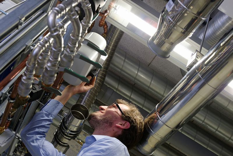An den Next-Energy-Testständen können verschiedene Kraft-Wärme-Kopplungs-Techniken installiert werden. Die Effizienzwerte der Anlagen lassen sich anhand genormter Verbrauchsszenarien überprüfen. (Bild: Next Energy)
