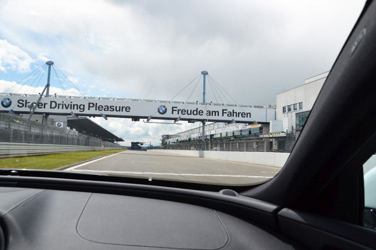 Jaguar zeigt mit dem XE, dass Freude am Fahren nicht ausschließlich aus München kommen muss! (Foto: Michel)