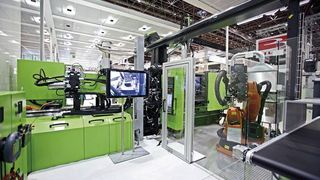 Automatisierte Fertigungszelle zur wirtschaftlichen Verarbeitung thermoplastischer Faserverbundhalbzeuge. Auf der Kunststoffmesse K 2010 wurden damit Hybridteile hergestellt. Basis dafür ist die stoffschlüssige Verbindung.  (Bild: Engel Austria)
