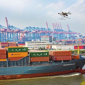 Drohne über einem Containerschiff im Hamburger Hafen. Abseits von der Logistik sind es Anwendungen wie Inspektion, Vermessung und allgemeine Informationserfassung, bei denen sich Drohnen bereits erfolgreich bewähren. (Bild:  HHLA / Th. Indra)