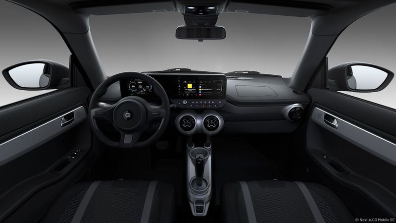 Der E-Wave X bietet ein Infotainmentsystem, dessen Touchscreen zusammen mit dem digitalem Kombiinstrument in einen 23-Zoll-Widescreen eingefasst wurde. (Bild: E-Go Mobile)