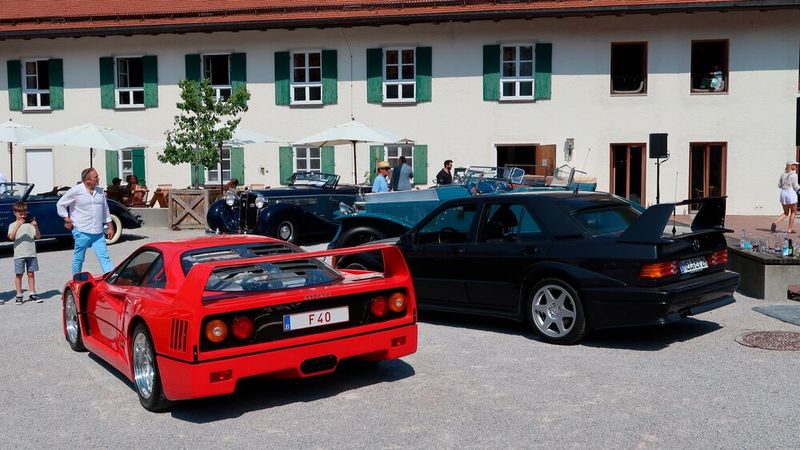 Zwei begehrenswerte Fahrzeuge aus Ende der Achtziger-, Anfang der Neunzigerjahre: Ferrari F40 und Mercedes-Benz 190E 2.5-16 Evolution II (Bild: Diehl – VCG)
