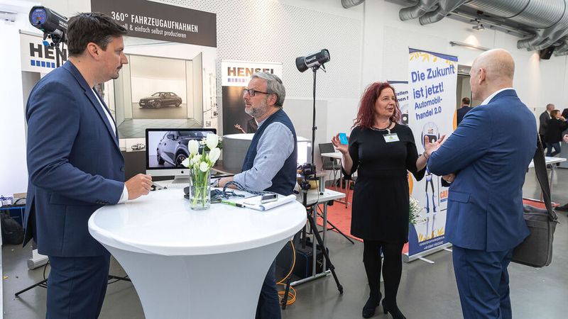 Hensel Performing Light hilft dabei, die Gebrauchtwagen vor dem Verkauf ins rechte Licht zu setzen. Das Würzburger Unternehmen war wieder mit einem Stand bei der ReMa Expo vertreten. (Bild: Stefan Bausewein)