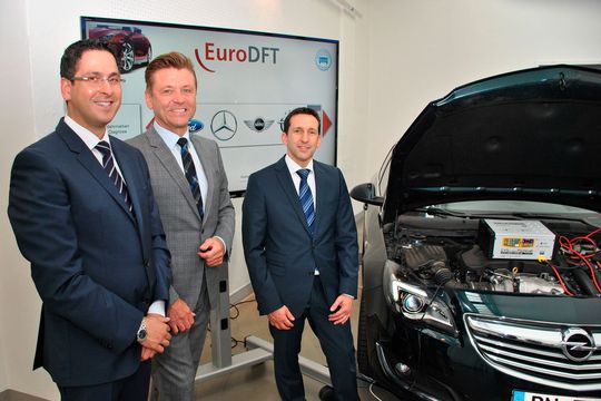 Im Vogel Convention Center in Würzburg präsentierten (v.li.) Neofitos Arathymos (ZDK), ZDK-Vizepräsident Wilhelm Hülsdonk und Dirk Marichal (ADIS-Technology) das Euro-DFT.(Bild:  ZDK)