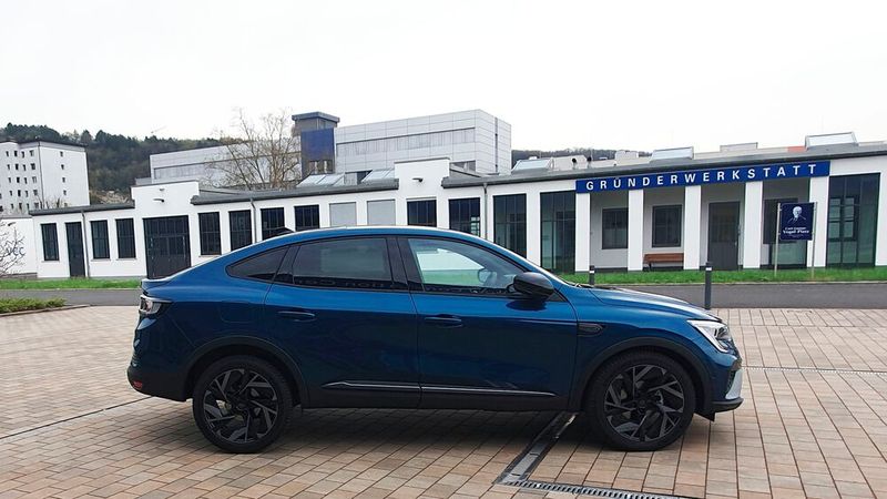 Mit 4,57 Metern Länge ragt der Arkana deutlich aus der Kompaktklasse heraus, der er mit seiner technischen Basis eigentlich angehört. (Bild: Mauritz – VCG)