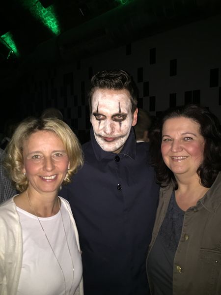 Nichts kann André ter Schüren, Microsoft, entstellen, finden Stephanie Steen und Lilli Kos, IT-BUSINESS. (Bild: IT-BUSINESS)