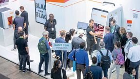 Die «MedtecLIVE» präsentiert jene Themen, Strategien und Innovationen, die die Medtech‑Wertschöpfung in den kommenden Jahren prägen werden. Um den Besucherinnen und Besuchern klare Wege durch die Vielzahl zukünftiger Technologien zu eröffnen, setzt die «MedtecLIVE» 2026 erneut auf «Guided Tours». Die Touren führen gezielt zu Organisationen und Unternehmen, die zentrale Zukunftsthemen bereits heute in die Praxis überführen – etwa im Bereich Digitalisierung oder Nachhaltigkeit. (Bild: Juergen Roesner, Karlsruhe)