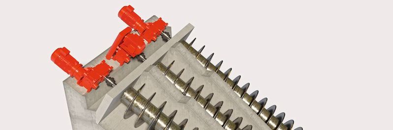 Schneckenpumpenantriebe: in der Mitte – Stirnradgetriebe angetrieben über Riementrieb mit Motor auf Motorstuhl. Daneben – Stirnradgetriebe mit Motoradapter angetrieben über einen mit Kupplung verbundenen Motor.(Bild:  SEW-Eurodrive)