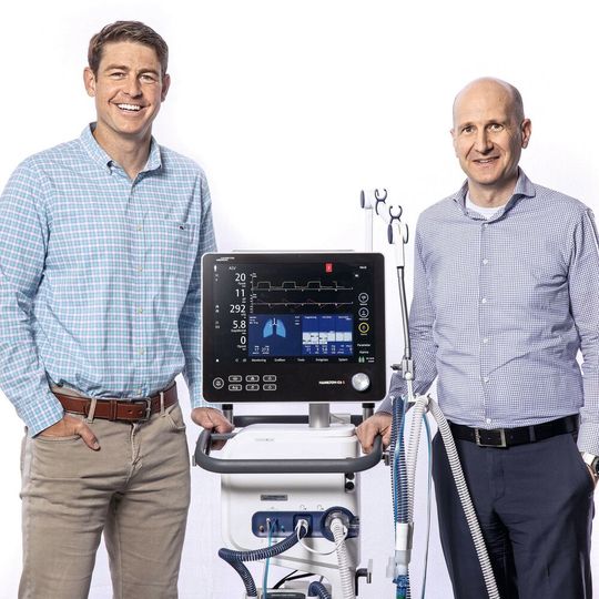 Das Führungsteam der Hamilton Medical AG: Bob Hamilton und Jens Hallek. Die Beatmungsgeräte des Unternehmens werden heute weltweit nachgefragt. Das Führungsteam der Hamilton Medical AG: Bob Hamilton und Jens Hallek. Die Beatmungsgeräte des Unternehmens werden heute weltweit nachgefragt.