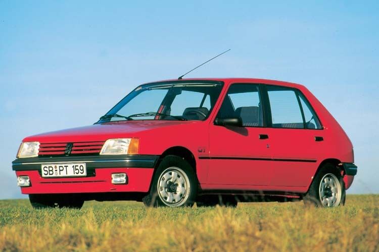 „Goldenes Lenkrad“ und „Auto des Jahres“: Am 24. Februar 1983 kam der Peugeot 205 auf den deutschen Markt. Mit über 410.000 Neuzulassungen war er lange Zeit das bestverkaufte Löwen-Modell in Deutschland. In den Jahren 1985 und 1986 war er zudem das erfolgreichste Importmodell. Am 31. Dezember 1998 rollte der letzte 205 vom Band. Abgelöst wurde er vom Peugeot 206. (Foto: Peugeot)