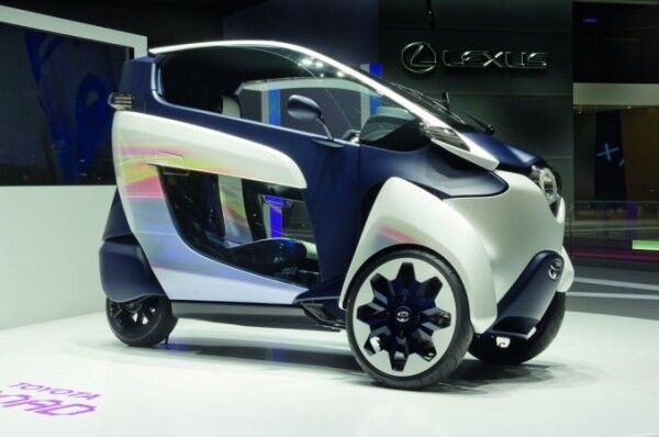 Der Toyota i-Road kombiniert die Vorzüge eines Autos mit der Wendigkeit eines Zweirads (Bild: www.salon-auto.ch)
