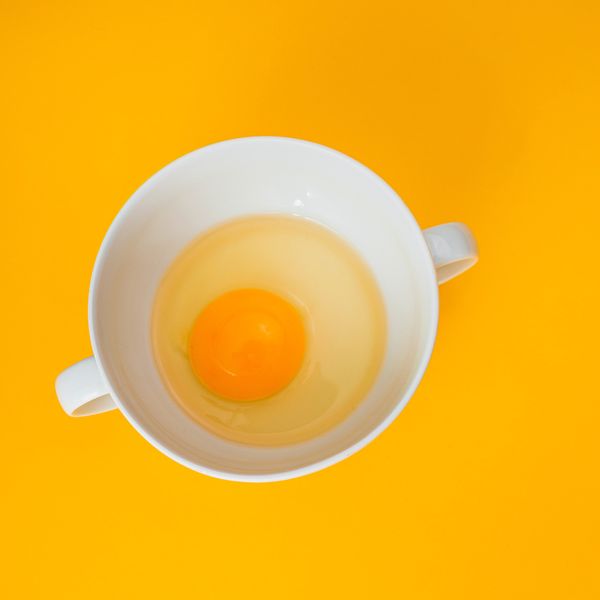 Ei ohne Huhn  Was war zuerst da: Huhn oder Ei? Diese Frage stellt sich bei dem Unternehmen Clara Foods gar nicht erst. Dort wird Eiweiß nämlich ganz ohne Huhn gemacht – und ohne Ei. Die Lebensmittelchemiker nutzen Fermentation, um aus Zucker das Ei-Protein herzustellen. Der Schlüssel zu dieser Umwandlung sind spezielle Hefezellen, die so umprogrammiert wurden, dass sie Zuckermoleküle nicht zu Alkohol umsetzen, sondern eben zu Eiweißprotein.  Mehr Infos zum Thema gibt es in dem Begleitartikel: Vom Labor auf die Speisekarte: Lebensmittel von morgen (Symbolbild: Unsplash/Adam Nieścioruk)