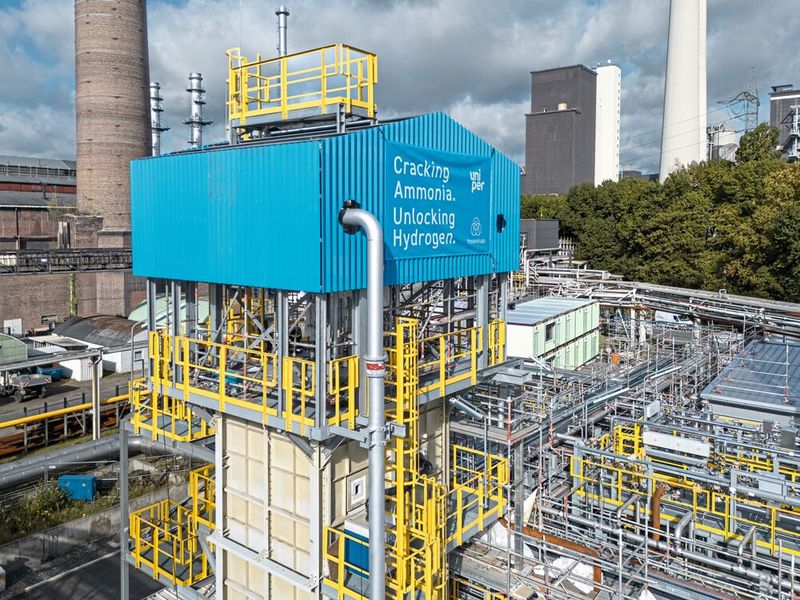 Auf dem Uniper-Standort Gelsenkirchen-Scholven entsteht eine Demonstrationsanlage, die Ammoniak wieder in Wasserstoff und Stickstoff spalten soll. (Bild: thyssenkrupp Uhde)