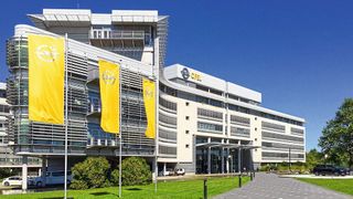 Das Gelände in Rüsselsheim sei im Vergleich zu anderen Automobilwerken überproportional groß, erklärte ein Opel-Sprecher am Donnerstag. (Bild: Opel)