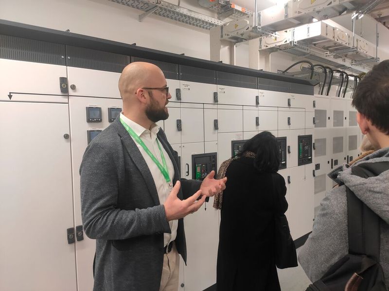 Im Schaltraum sind zusätzliche USV-Systeme untergebracht, die kurze Stromausfälle abfangen oder als Puffer dienen, bis die Schiffsdiesel anlaufen. (Bild: Vogel IT-Medien)