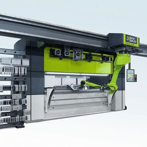 Bei der neuen R-Brake 130T hat Safan-Dyrley Abkantpresse und Roboter in einem System integriert.