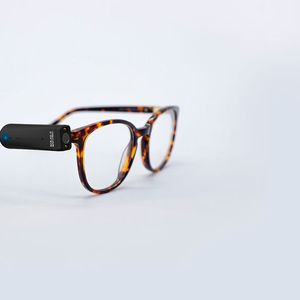 Die kleine Kamera kann an einer normalen Brille angebracht werden und funktioniert auf Basis von KI, um beispielsweise Texte vorzulesen und Schilder zu erkennen.(Bild:  Orcam)