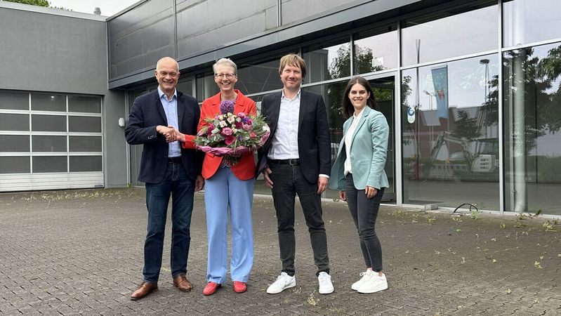 Trafen sich Ende Juni zur Schlüsselübergabe in Lüdenscheid: (v.l.): Reiner Irlenbusch (Geschäftsführer Bergland-Gruppe), Petra Pientka (Geschäftsführerin Gebrüder-Nolte-Gruppe), Gunnar Hankow (Filialleiter des neuen Autohauses) und Verena Irlenbusch (Geschäftsführerin Bergland-Gruppe).(Bild:  Bergland-Gruppe)