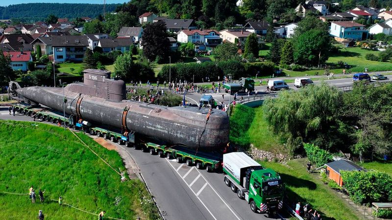 Zwar ist nun der Transport von Speyer nach Sinsheim unter Dach und Fach, doch noch muss einiges an U17 erledigt werden. Wer möchte, kann mit einer Spende dazu beitragen, dass das U-Boot restauriert und der Öffentlichkeit zugänglich gemacht wird und das Mega-Exponat für zukünftige Generationen erhalten bleibt. Ab einem Beitrag von 25 Euro kann man sich als Spender auf der Seite u17.technik-museum.de namentlich nennen lassen. (Bild: Auto - Technik - Museum e.V.)
