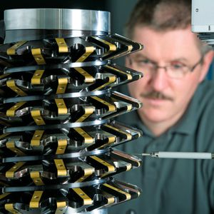 Bei der Herstellung von Wälzfräsern mit Wendeschneidplatten müssen die Aufnahmen für die Schneidplatten einwandfrei gearbeitet und exakt ausgerichtet sein – ohne präzise Messtechnik ist das unmöglich.