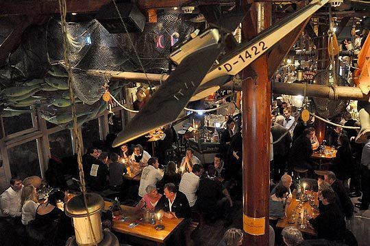 ... auf einen geselligen Abend in der alten Bootshalle von Gosch in List. Dort gab es nicht nur leckern Fisch, sondern ... (Archiv: Vogel Business Media)