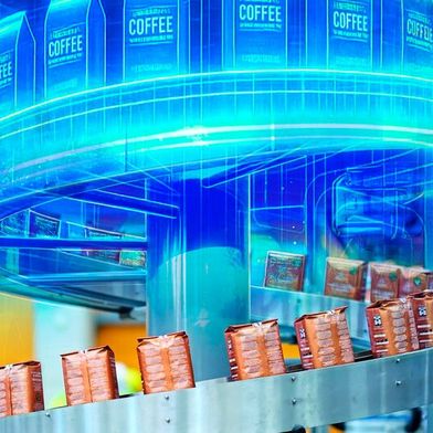 Mithilfe eines digitalen Zwillings der Anlage und künstlicher Intelligenz steuert sich die Bon-Presso-Kaffeerösterei teilweise selbst. (Bild: Schwarz Produktion / KI-generiert)