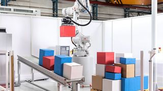 Mit dem flexiblen Konzept des ABB-Robotic-Depalletizer lassen sich viele Depalettier-Aufgaben für bis zu 30 Kilogramm schwere Lasten, die bisher manuell durchgeführt werden mussten, einfach automatisieren. Lesen Sie hier, was dahinter steckt... (ABB / J. Vermeulen)