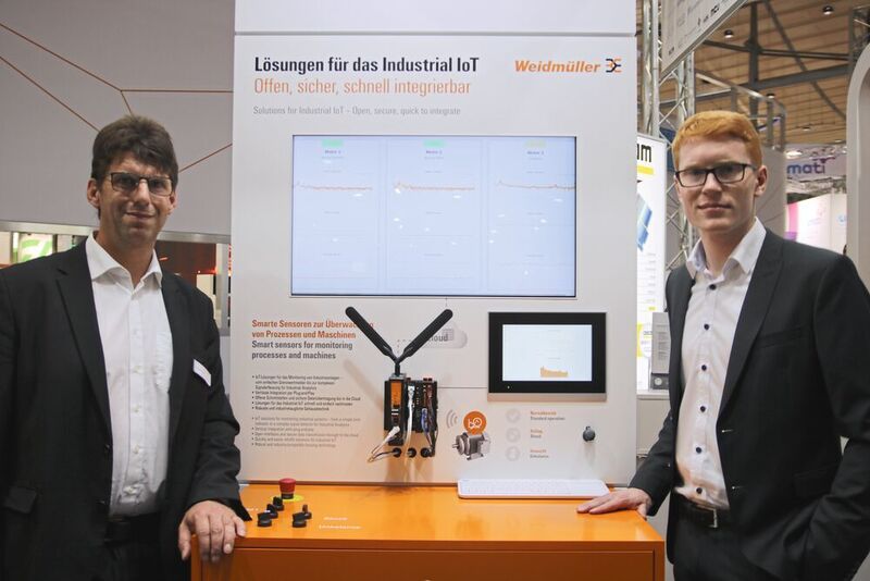 Christian Held (links) und Henning Rahlf zeigen am Industrie-4.0- Stand IoT-Lösungen von Weidmüller. (Reinhold Schäfer)