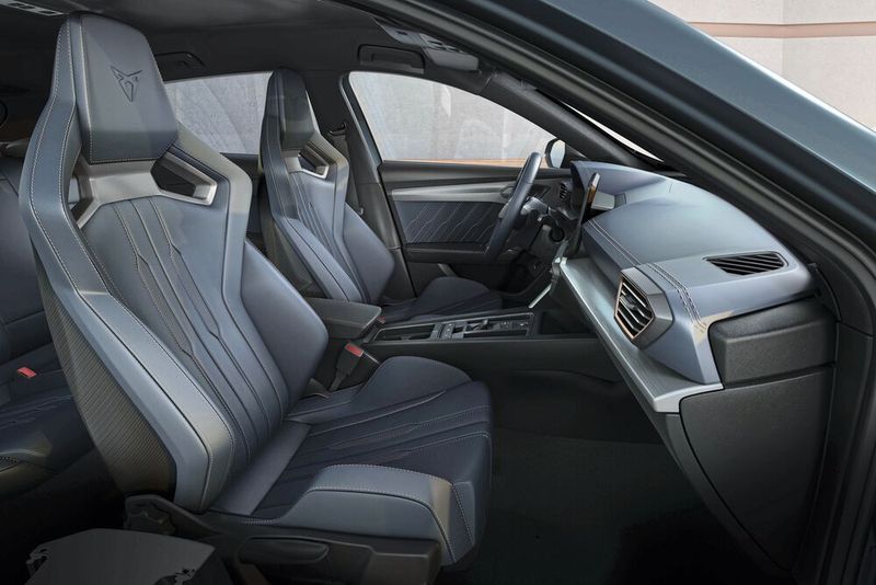 Die Sportsitze mit Rückenlehnen in Carbonfaser-Optik verleihen dem Innenraum seine Leichtigkeit. (Seat)