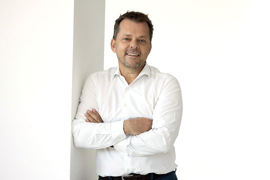 Martin Mayer: La «fábrica inteligente» no empieza en la planta de producción, sino con las decisiones que se toman en las primeras fases de ingeniería.(Bild:  ZETA)