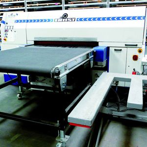 KWM Weisshaar setzt beim Nassschliff und bei lasergeschnittenen Aluminium- und Edelstahlblechen auf die Anlage EM 5N II + 2, die sich in der dritten Maschinengeneration für den Mischbetrieb mit Stahl, Edelstahl und Aluminium sehr gut eignet.