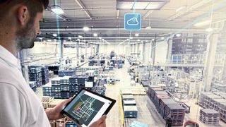 In der Fabrik der Zukunft unterstützen neue Technologien den Menschen bei seiner täglichen Arbeit. (Bosch Connected Industry)