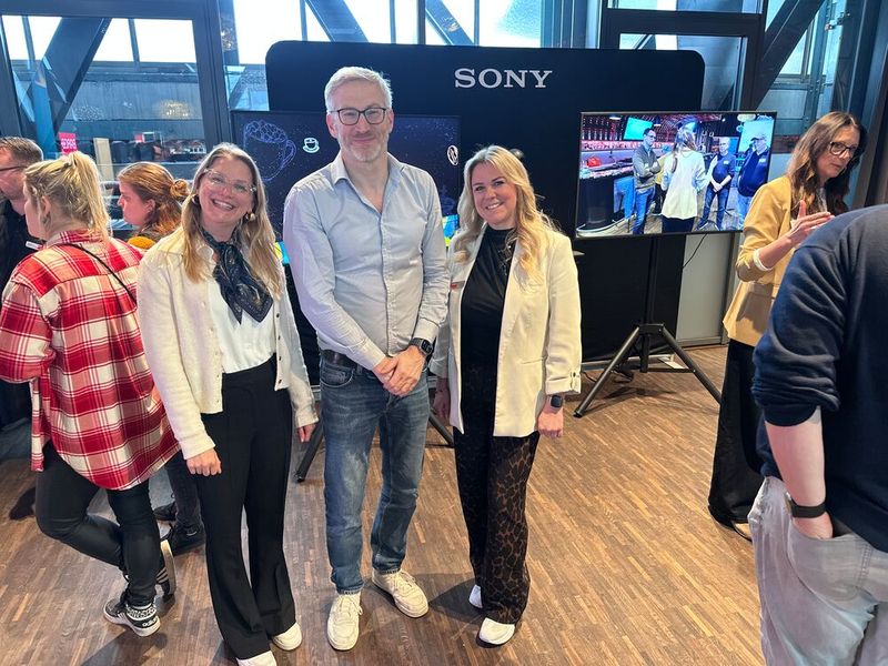 Das Sony Team Noelle Giesselbach und Joachim Fischer mit Yvonne Krause (r., Barco) hatte so eine scharfe Video-Kamera dabei, welche gnadenlos anzoomt. (Bild: Vogel IT-Medien GmbH)