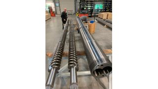 Zwei Extruderschnecken und der zugehörige Doppelschneckenzylinder im Wafo-Werk Pirmasens. Wafo ist ein führender Hersteller solcher Komponenten. Doch heutige Anforderungen rufen nach immer verschleißfesteren Kunststoffverarbeitungs-Systemen. Hier kommt das Know-how von Oerlikon Balzers ins Spiel ... (Bild: Wafo)