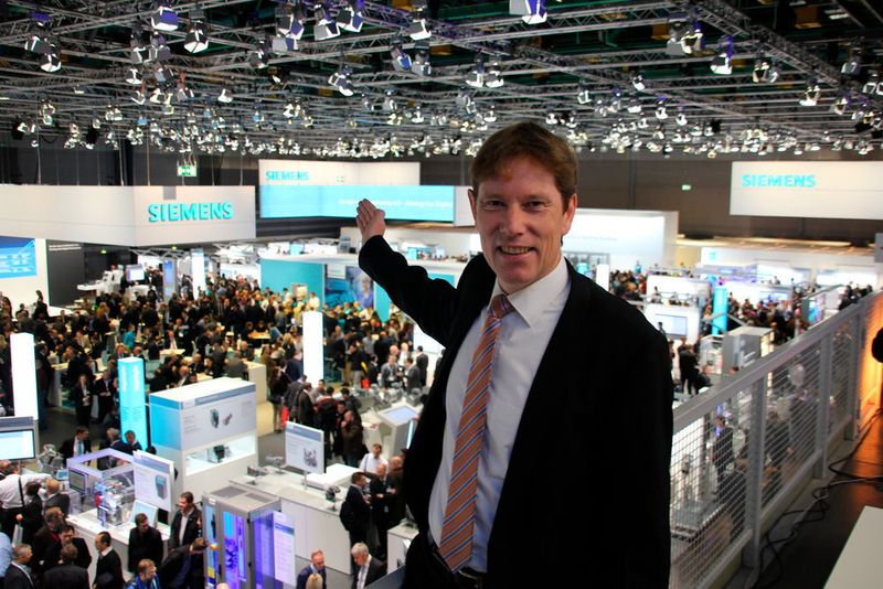 Dr. Bernhard Quendt, CTO bei der Siemens AG, Digital Factory Division, zeigt auf das komplette Industrie-4.0-Portfolio, das Siemens auf der SPS IPC Drives 2015 in Halle 11 präsentierte; vom intelligenten Taster bis hin zur MES-Software. (Bild: Reinhold Schäfer)