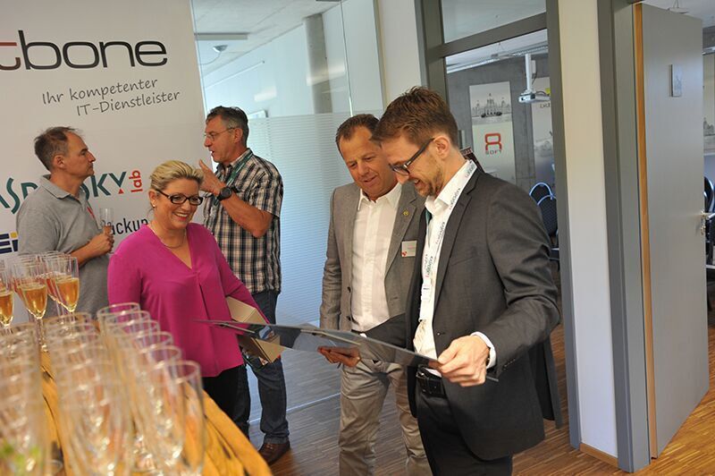 Vorne – Sebastian Scheuring (Bitbone) mit Randolf Schürmann (Aufsichtsratvorsitzender Bitbone) und seine Frau. (8Soft)