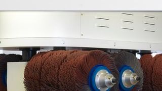 Die Rotations-Bürstmaschinen der Typenreihe 42 RB sind am Stand von Timesavers zu sehen. (Timesavers)