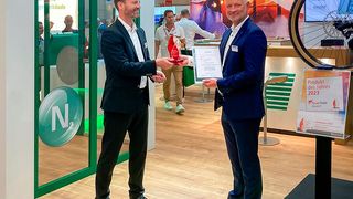 Von rechts: Reiner Milski, Geschäftsführer der Wagner Deutschland GmbH, nimmt auf der Feuertrutz-Messe Urkunde und Award von André Gesellchen vom Feuertrutz Network in Empfang. (Bild: Wagner Group)