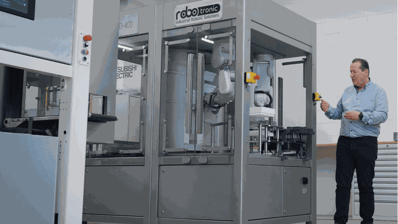 Die mit 150x130 cm wohl weltweit kleinste Palettier-Zelle für die Pharmaproduktion wurde von Robotronic in Zusammenarbeit mit Mitsubishi Electric entwickelt. (Bild:  Robotronic / Mitsubishi Electric)