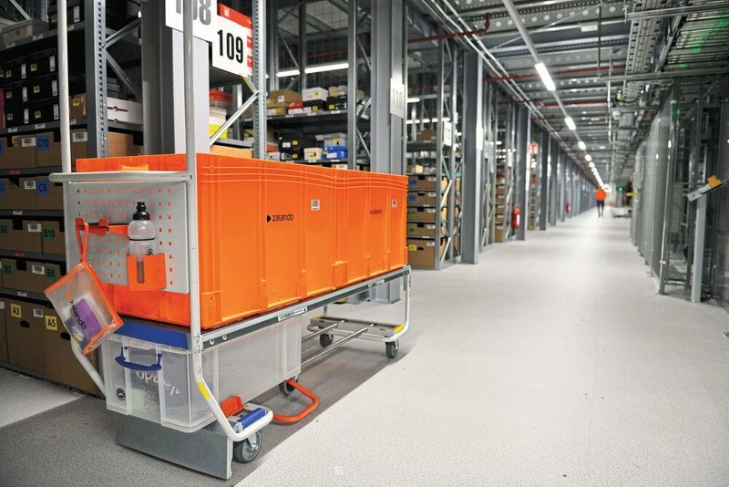 Zu den erweiterten MFR-Funktionen gehört auch die Steuerung der Wagen im Kommissionierlager. (TUP)