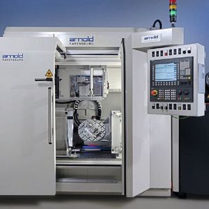 Blick auf eine Anlage mit der das Laserpolieren diverser Werkstoffoberflächen produktiv gelingt. Hier ein System von Arnold Ravensburg.(Bild:  Fraunhofer-ILT)