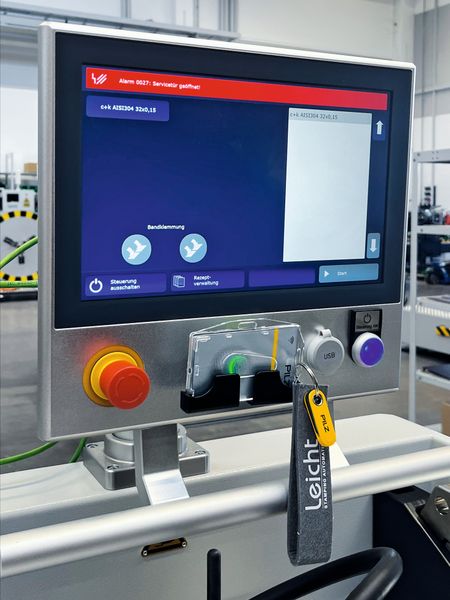 Ein cleveres Feature der PITreader Card von Pilz ist die transparente Aussparung, damit ist die LED-Statusanzeige am PITreader auch bei vorgehaltener Karte jederzeit sichtbar. (Bild: Leicht)