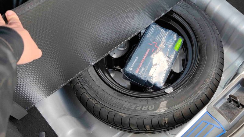 Unterm Kofferraumboden ist noch Platz für ein vollwertiges Ersatzrad. (Bild: SP-X/Mario Hommen)