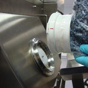 Ein DPTE-Beta-Bag wird von einem Bediener an einen DPTE-Alpha-Port angeschlossen, anschließend werden die Komponenten in die Abfüllanlage geladen.