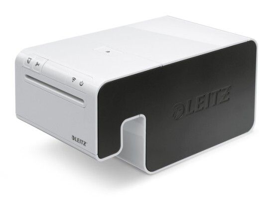 Red Dot Award 2015 -Etikettiersystem Leitz Icon von Hersteller Esselte Leitz: Leitz Icon ist ein kompakter, tragbarer Etikettendrucker mit Kassette in reduzierter Formgebung für den professionellen und privaten Nutzer. Er druckt Etiketten und Einsteckschilder für eine Vielzahl von Anwendungen, wie Briefe und Pakete sowie Beschriftungen in Büro, Haushalt und Lager. Da er mit Wi-Fi ausgestattet ist und auch per Akku betrieben werden kann, ist er überall einsatzbereit. Bedient wird der Drucker über Smartphone oder Tablet. Die Etikettenkartuschen sind aus kompostierbarem Pappmaché gefertigt, das gleichzeitig als Verpackung dient. Dank Thermodruck ist weder Tinte noch Toner nötig. (Bild: Red Dot)