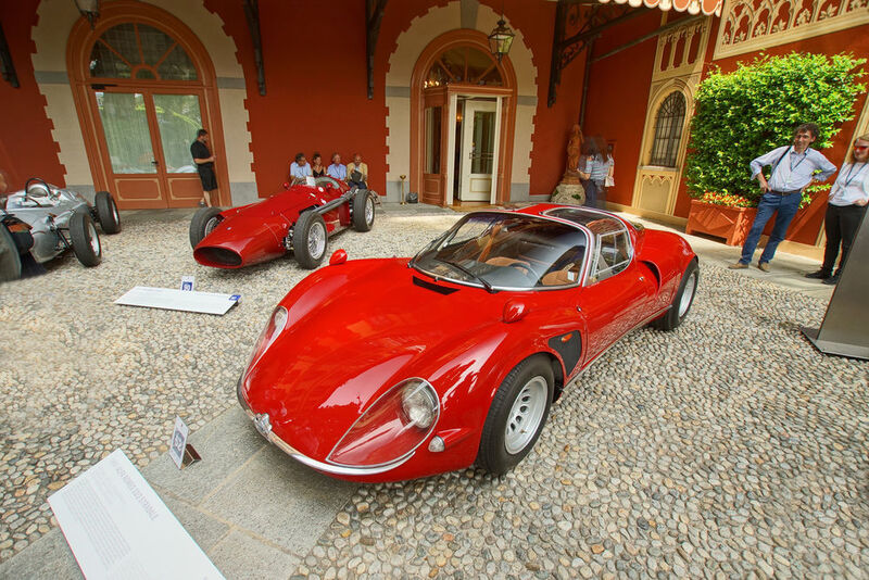 Das Treffen dient aber vorrangig dazu, die automobilen Schönheiten zu bewegen und zu zeigen. Hier ein Alfa T33 Stradale (r.) und ein Maserati 250 F. Der Stradale avancierte zum Publikumsliebling und erhielt den „Coppa d´oro“ – den Publikumspreis für das schönste Fahrzeug. (Matthias Knödler/GT-Spirit)
